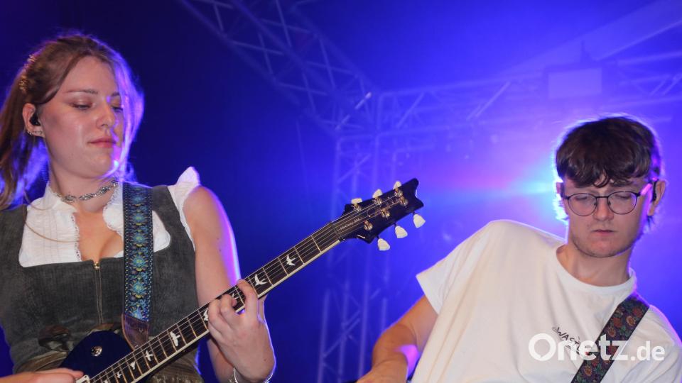 Die junge Partyband "Aufzundn" aus Beratzhausen sorgte für tolle Stimmung auf der Flosser Kirwa. Bild: Konrad Rosner