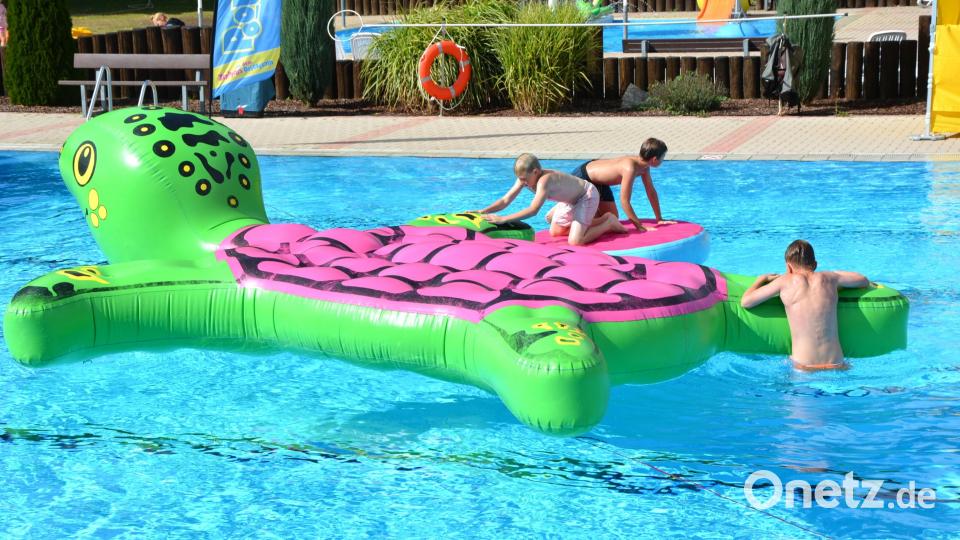 Viel Platz hatten die Kinder bei ihren Spielen im Mitterteicher Freibad. Bild: Josef Rosner