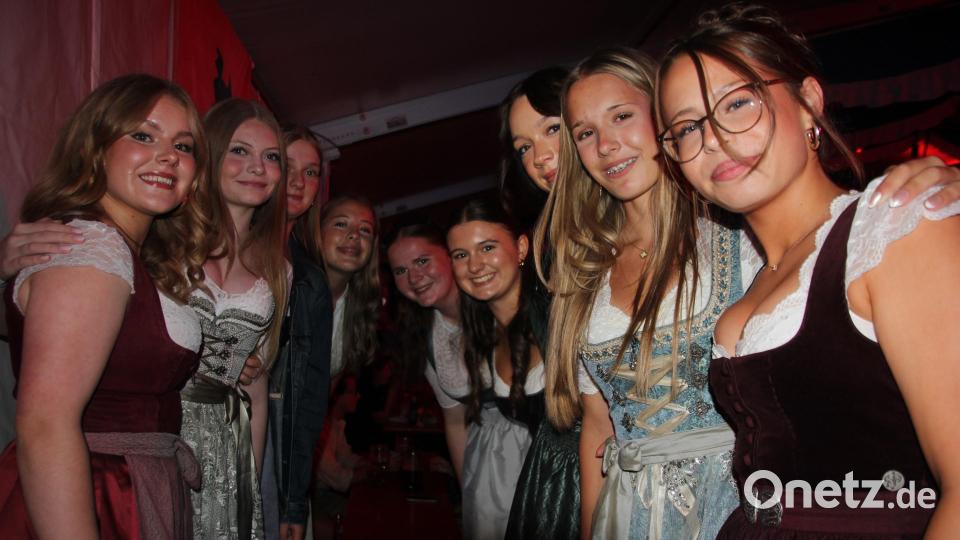 Dies Mädels aus Floß und Umgebung genossen den Abend. Bild: Konrad Rosner