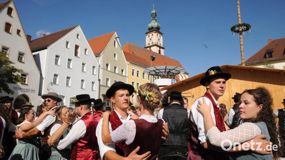 Beim Einholen der Moila ergaben sich malerische Tanzszenen vor der Stadtkulisse. Bild: Joachim Gebhardt
