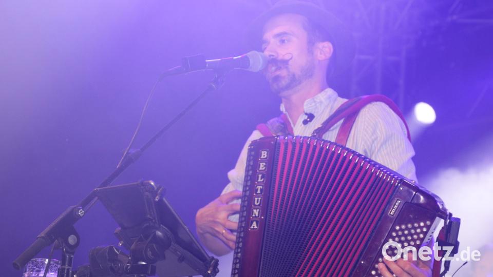 Der unverwechselbare Frontman von "Grögötz Weißbir", Florian Gröninger. Bild: Konrad Rosner