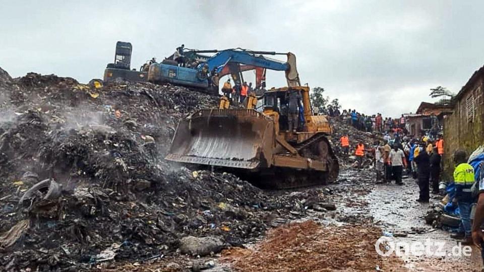 Der Müllberg geriet nach schwerem Regen ins Rutschen und verschüttete mehrere Häuser in einem Vorort der Hauptstadt Conakry. Bild: Abdel Aziz Bah/dpa
