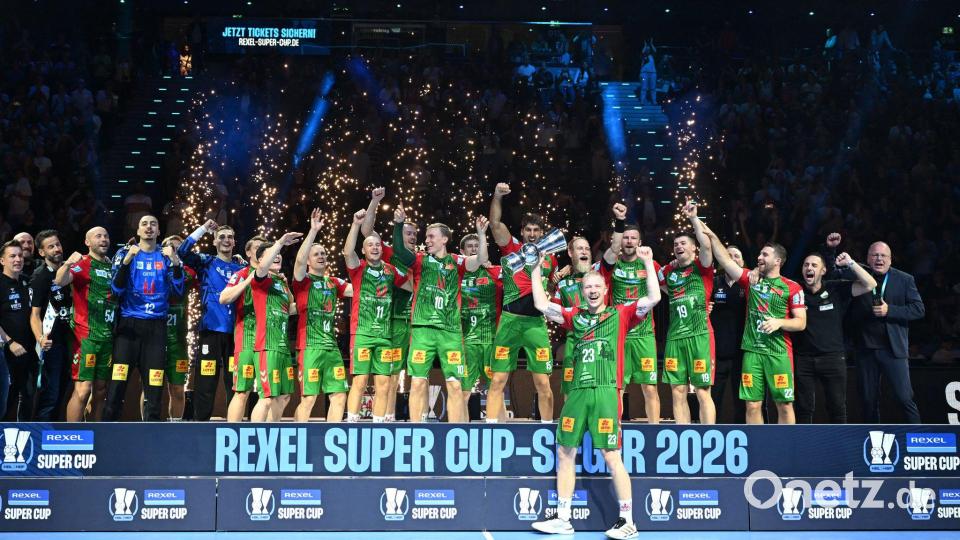 Der erste Titel der Saison geht an den SC Magdeburg. Bild: Angelika Warmuth/dpa