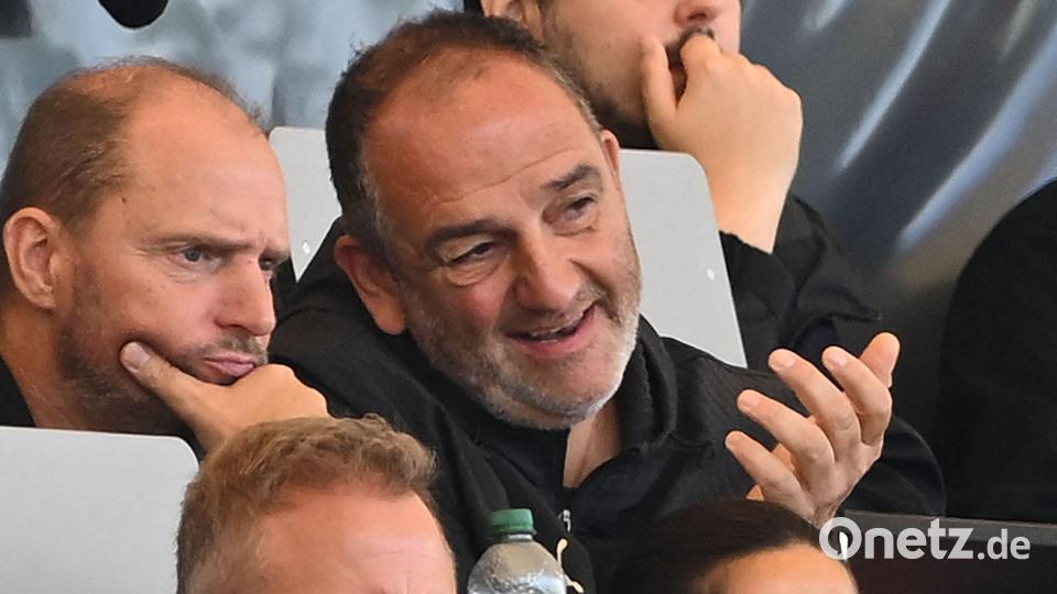 Der gesperrte Frank Schmidt muss sich das Debakel von der Tribüne aus ansehen. Bild: Carmen Jaspersen/dpa