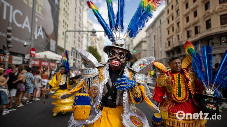 Ein Mann in traditioneller bolivianischer Tracht zieht in Madrid durch die Straßen. Bild: David Canales/SOPA Images via ZUMA Press Wire/dpa