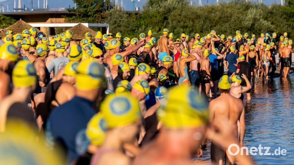 Dicht an dicht stehen in Genf Teilnehmer des Freiwasserschwimm-Event "La Traversée" am Genfer See. Bild: Salvatore Di Nolfi/KEYSTONE/dpa