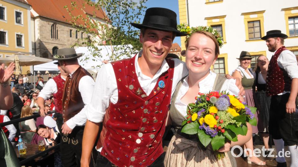 Das ist das Oberkirwapaar der Sulzbacher Woizkirwa 2026: Lena Stauber und Julius Keck. Bild: Joachim Gebhardt