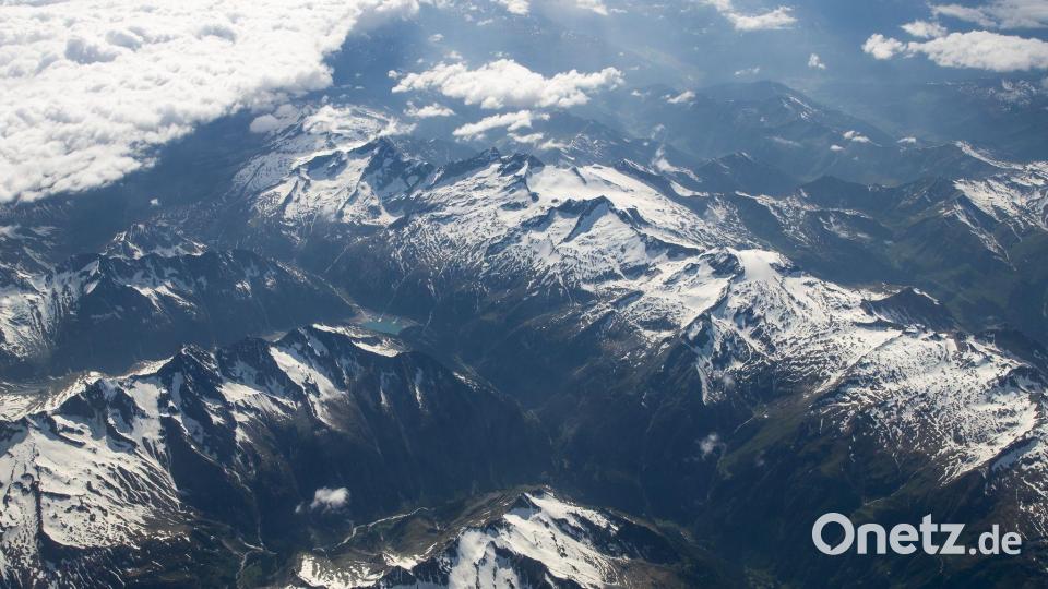 In den Zillertaler Alpen verunglückte ein Mann aus Hessen tödlich. (Archivbild) Bild: Daniel Karmann/dpa