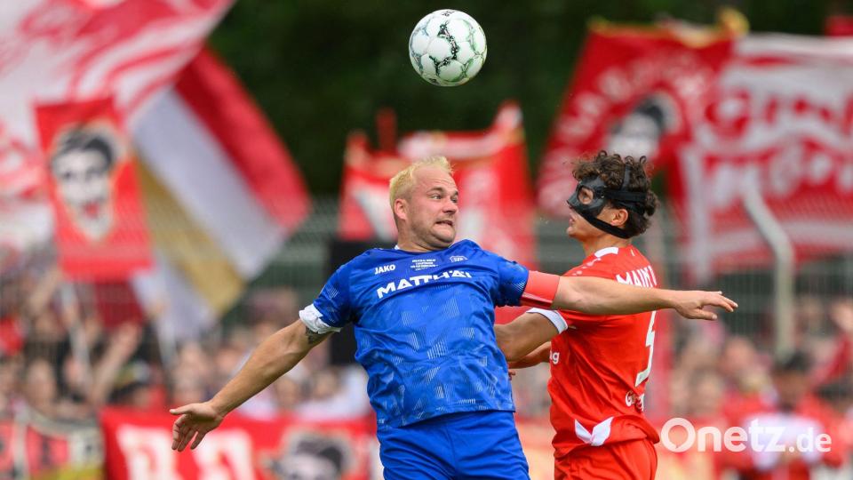 Krieschows Sturmlegende Andy Hebler (l) hatte einen schweren Stand. Bild: Robert Michael/dpa