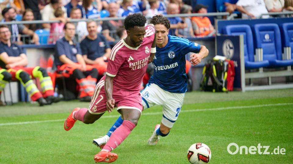Vinícius Júnior (l) wurde beim Testspiel auf Schalke ausgepfiffen. (Archivbild) Bild: Bernd Thissen/dpa