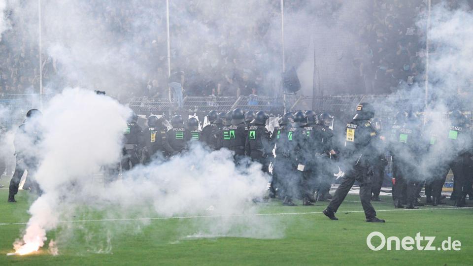 Es flog reichlich Pyrotechnik auf den Rasen. Bild: Uwe Anspach/dpa