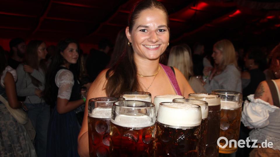 Die Bedienungen mussten einiges leisten. Julia "schleppt" acht Maß Bier – und hat trotzdem ein Lächeln im Gesicht. Bild: Konrad Rosner