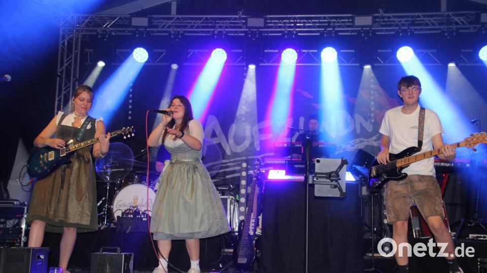 Die junge Band "Aufzundn" begeisterte in Floss mit ihrer Musik. Bild: Konrad Rosner