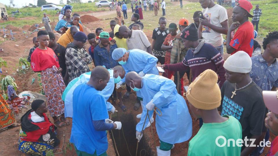 Kinder sind durch das gefährliche Ebola-Fieber besonders hart betroffen. (Archivbild) Bild: Dieudonne Dirole/AP/dpa