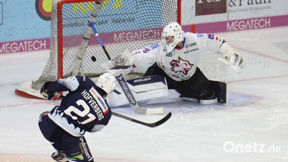 Im Halbfinale am Samstag klappte bei den Blue Devils das Toreschießen noch. In dieser Szene erzielt Hofverberg das 2:0 beim 5:1-Sieg. Einen Tag später mussten sich die Weidener gegen Regensburg mit 1:4 geschlagen geben. Bild: Robert Rappel
