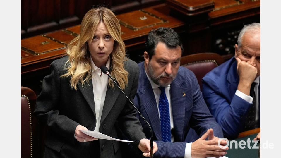 Vize-Regierungschef Matteo Salvini - hier rechts neben Ministerpräsidentin Giorgia Meloni - findet markige Worte. (Archivbild) Bild: Alessandra Tarantino/AP/dpa