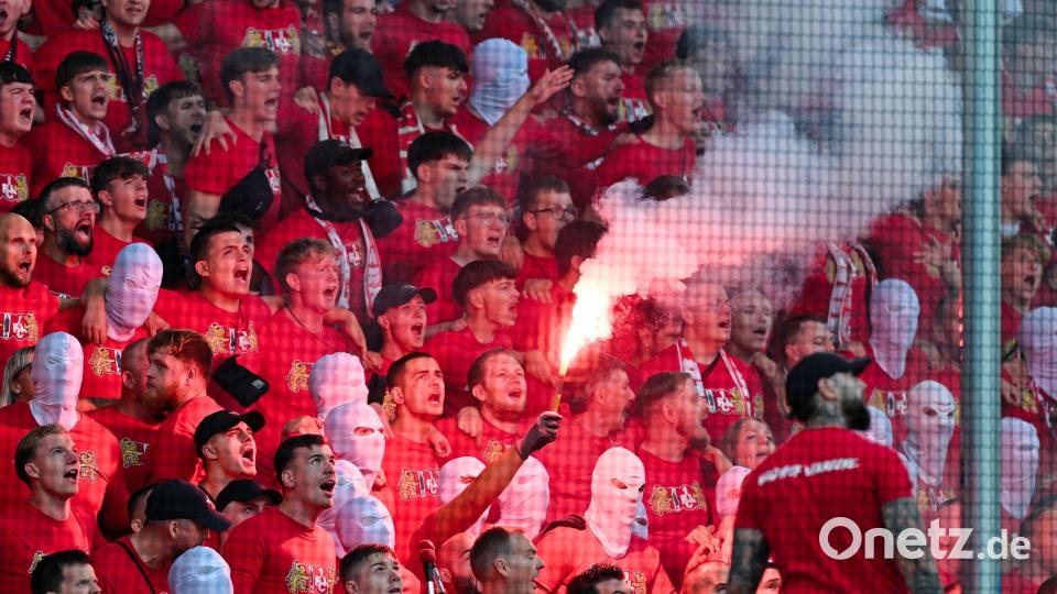 Kaiserslauterns Fans zündeten Pyrotechnik. Bild: Uwe Anspach/dpa