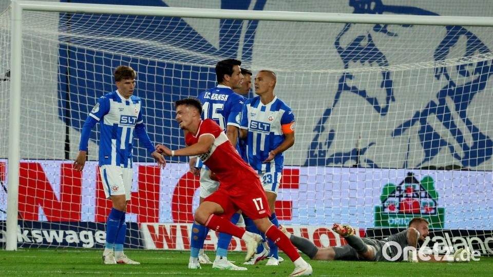 „Man of the match“ bei der Premiere: Stuttgarts neuer Stürmer Dzenan Pejcinovic (M). Bild: Bernd Wüstneck/dpa