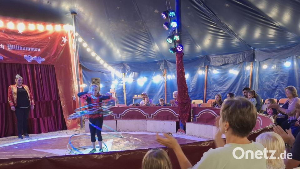 Die neunjährige Tochter des Zirkusdirektors begeisterte mit 16 Hula-Hoop-Reifen. Bild: Karl Ziegler