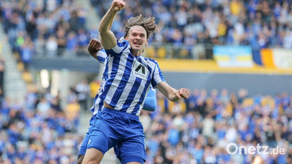 Elias Löder vom FC Carl Zeiss Jena jubelt nach seinem Traumtor aus 29 Metern den 1:1-Ausgleich. Bild: Jan Woitas/dpa