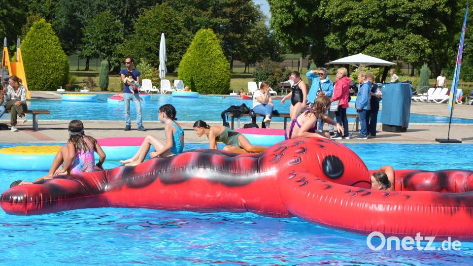Große Spielgeräte im Freibad luden zum Herumtollen ein. Bild: Josef Rosner