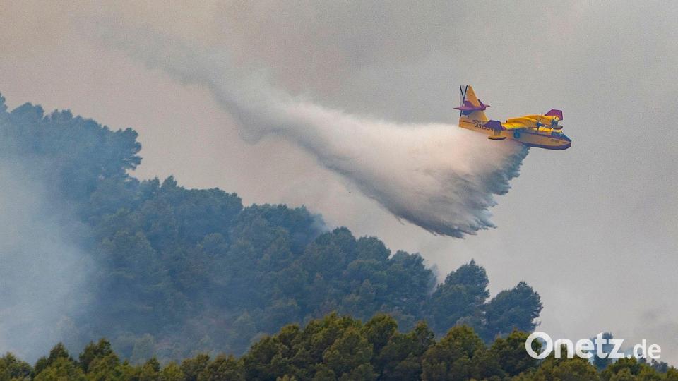 Immer wieder müssen in Spanien Waldbrände in unwegsamen Regionen wie hier Ende Juli in Castellón (Valencia) bekämpft werden. (Archivbild) Bild: Ángel Sánchez/EUROPA PRESS/dpa