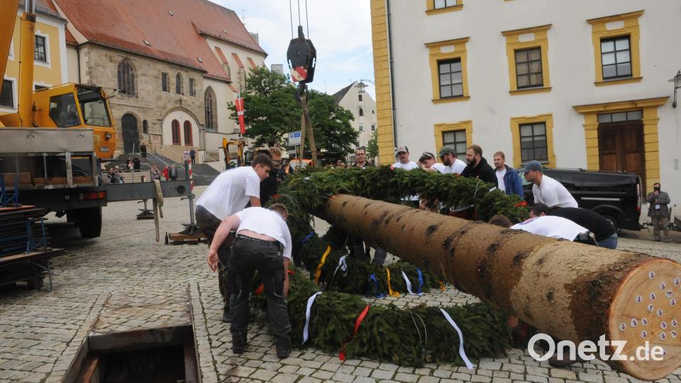Die drei geflochtenen Kränze mussten noch an den Baum, dann begann das Einheben. Bild: Joachim Gebhardt