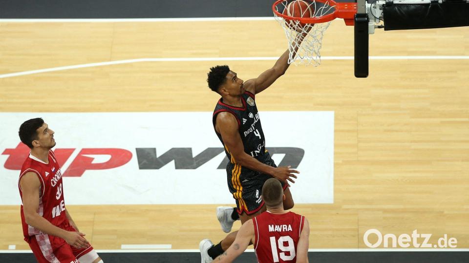 Maodo Lo (M) sorgte bei Deutschlands Basketballern immer wieder für Schwung. Bild: Matthias Stickel/dpa