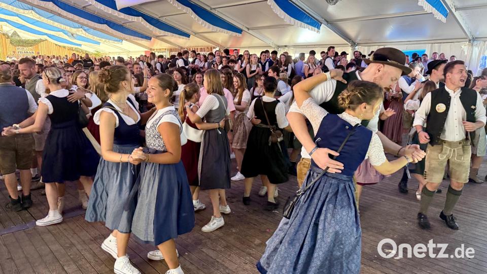 Natürlich wird beim Flosser Kirwa-Frühschoppen auch getanzt. Bild: Gabi Schönberger