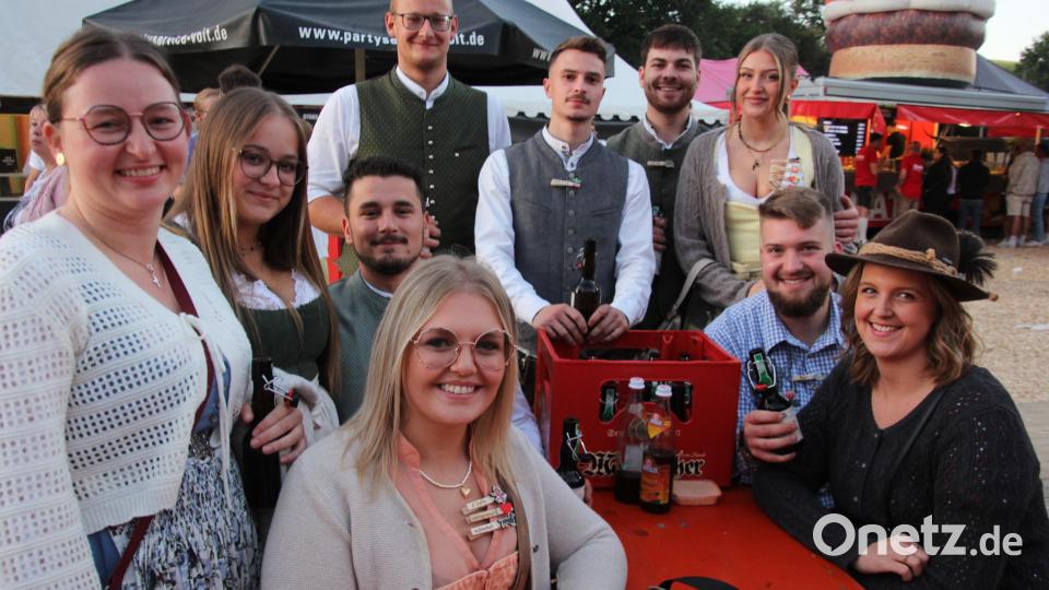 Warum nicht Party feiern im Freien vor dem Festzelt? Das dachte sich diese Gruppe. Bild: Konrad Rosner