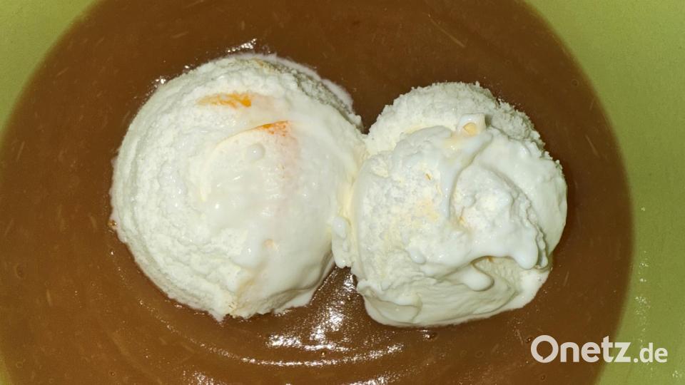 Nicht nur an heißen Tagen lässt sich das Apfelmus mit Eiskugeln toppen. Bild: Ilse Hauer