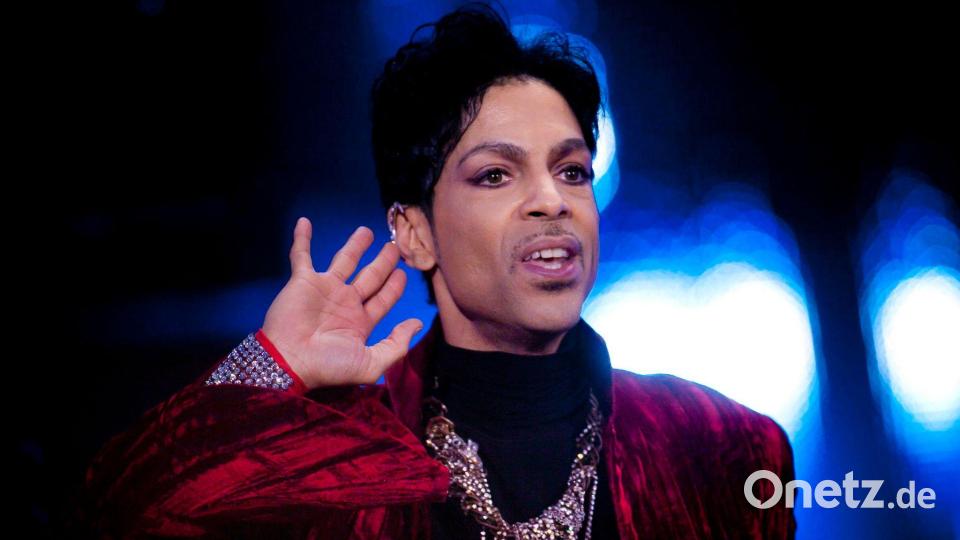 Zehn Jahre nach dem Tod von Prince erscheint „Timeless“, ein neues Album mit bislang unveröffentlichten Aufnahmen des Popgenies. (Archivbild) Bild: Balazs Mohai/MTI/epa/dpa