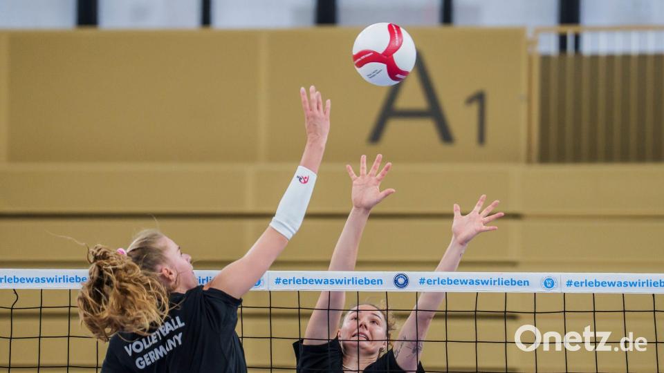 Camilla Weitzel (l) hat sich zur Führungsspielerin entwickelt. (Archivbild) Bild: Andreas Arnold/dpa