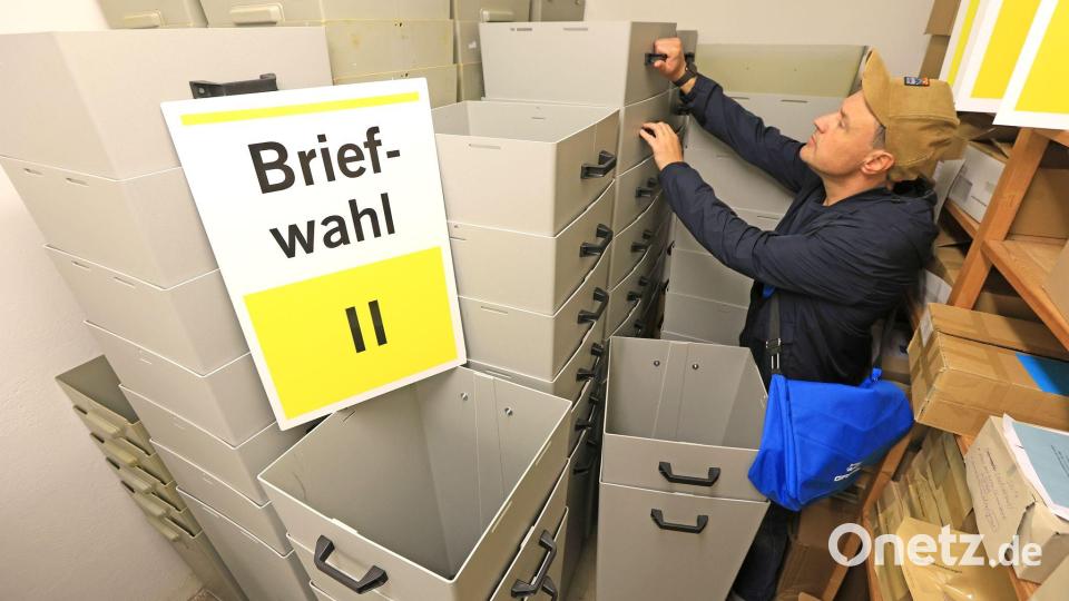 Urnen zuhauf: In ihnen werden die Briefwahlstimmen gesammelt. Bild: Matthias Bein/dpa