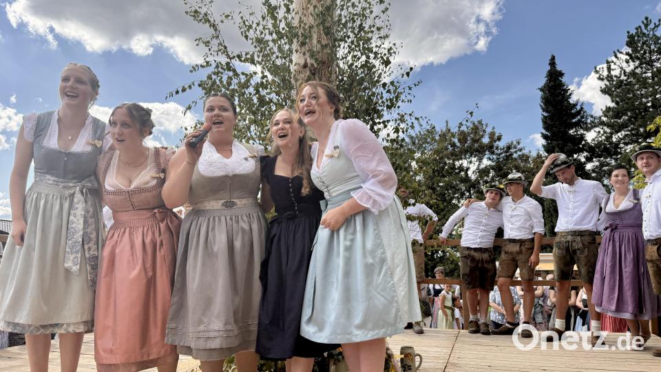 Die Kirwamoidln beim "Gstanzl"-Singen unter dem Kirwabaum in Etsdorf. Bild: gri