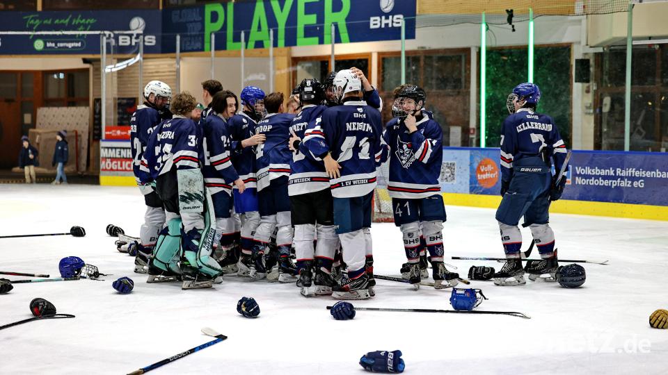 Jubel bei der U17 der Young Blue Devils über die Meisterschaft in der Bayernliga. Wie ist es eigentlich um die Nachwuchsarbeit des 1. EV Weiden allgemein bestellt? Archivbild: Dieter Jäschke