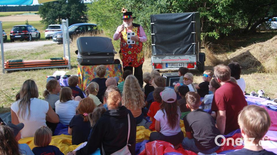 Der Auftritt des Zauberers "Wobby" war eine Premiere auf dem "O'schnitt" in Gumpen bei Falkenberg. Bild: Werner Robl