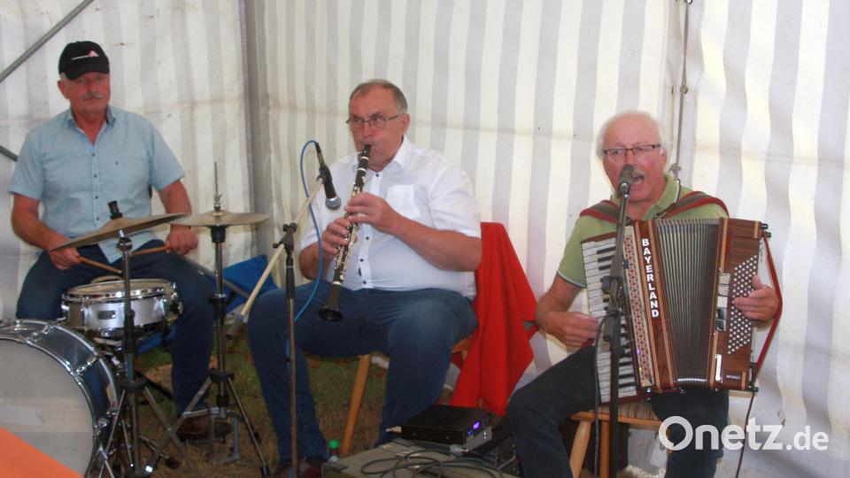 Im Zelt spielte die "Stodlmusik" auf. Bild: Werner Robl