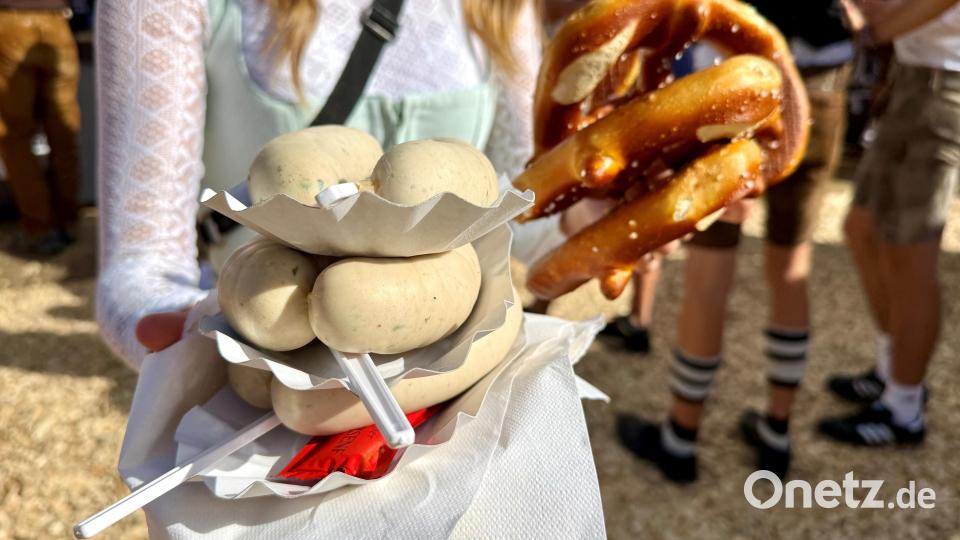 Kein Frühschoppen ohne Weißwürste mit Brenzn. Bild: Gabi Schönberger
