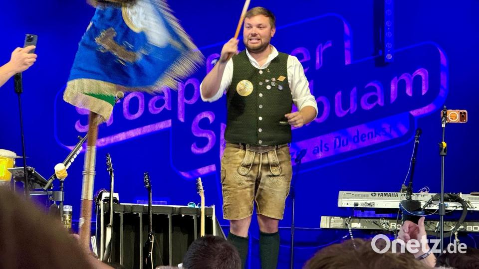 Jonas Kraus von den Hulzstoussboum dirigiert die spontan gegründete Kapelle. Bild: Gabi Schönberger