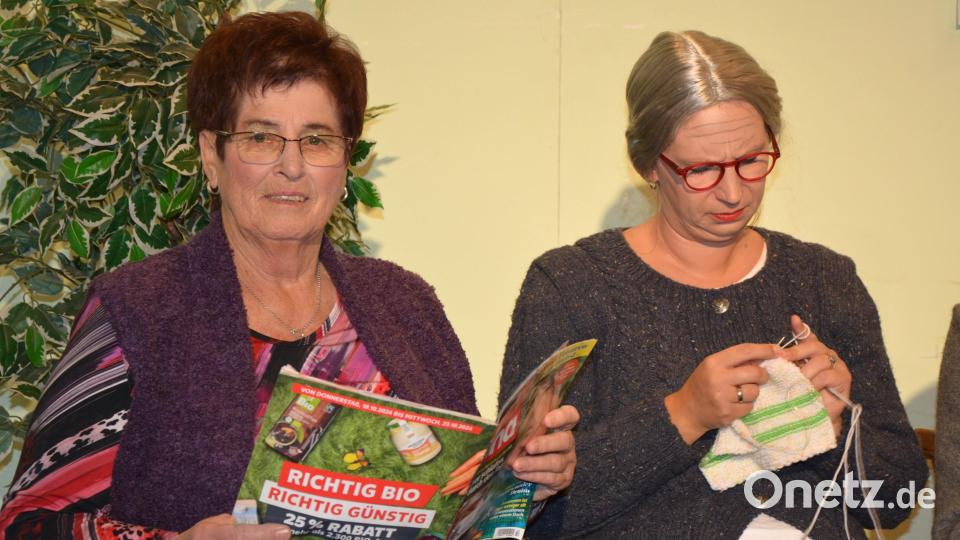 Seit Jahrzehnten steht Monika Bartsch (links) für das Pechlattenfixner Dorftheater auf der Bühne, hier in einer Szene vom Oktober 2024. Auch heuer im Herbst spielt sie in einem Einakter wieder die Hauptrolle. Archivbild: Josef Rosner