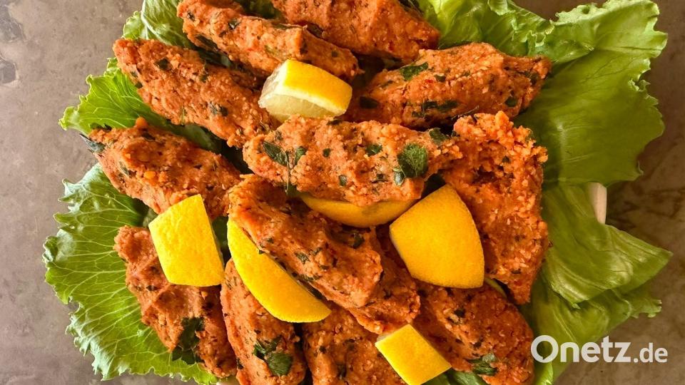 Gut gewürzt, mit Zitronensaft und Granatapfelsirup abgerundet sind die Mercimek Köftesi eine Leckerei aus Linsen und Bulgur ganz ohne Fleisch. Bild: Aysel Özdemir