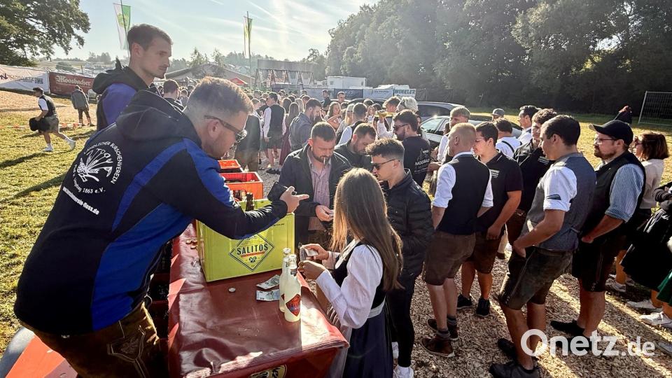 Der Andrang ist groß: Die Plätze beim Frühschoppen auf der Flosser Kirwa sind heiß begehrt. Bild: Gabi Schönberger