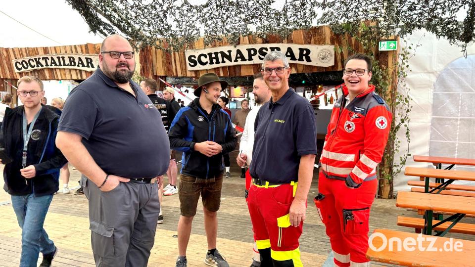 Die Stimmung ist auch bei den Helfern und Einsatzkräften gut. Bild: Gabi Schönberger