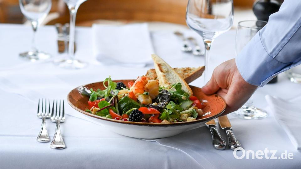 Die Gastronomiebranche betont: „Trinkgeld ist freiwilliges Dankeschön des Gastes.“ (Symbolbild) Bild: Jens Kalaene/dpa