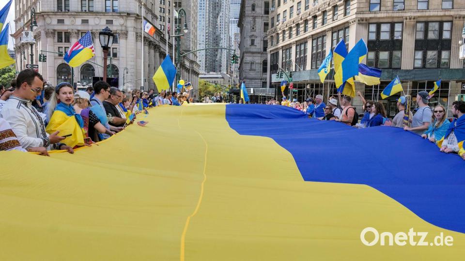 Ukrainische Flaggen werden beim jährlichen ukrainischen Unabhängigkeitsmarsch in New York gehalten. Bild: Milo Hess/ZUMA Press Wire/dpa