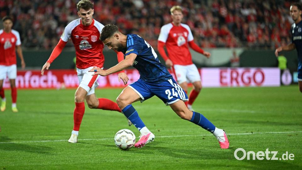Adil Aouchiche (r) gehörte zu den auffälligsten Schalkern. Bild: Hendrik Schmidt/dpa