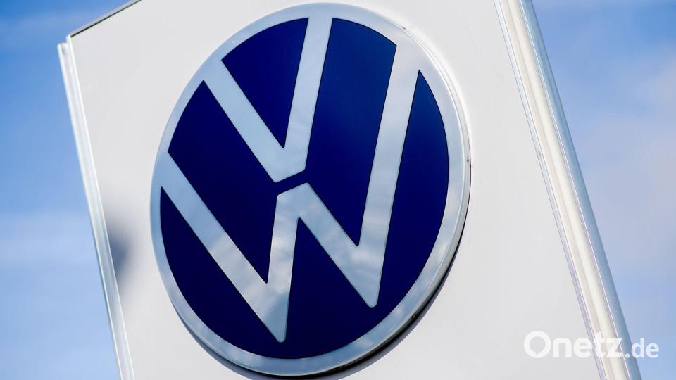 Bei VW werden harte Einschnitte erwartet. (Archivbild) Bild: Hauke-Christian Dittrich/dpa