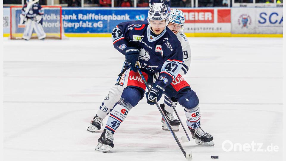Niklas Postel (hinten) und Vladislav Filin gehen künftig gemeinsam für die Blue Devils Weiden aufs Eis. Bild: Werner Moller