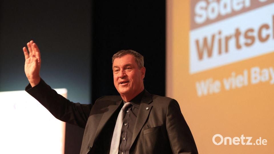 Markus Söder hob die Wirtschaftskompetenz von Sven Schulze hervor. Bild: Matthias Bein/dpa